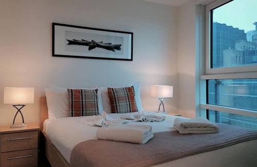 Vauxhall Apartment | Still Life Vauxhall Manhattan One Bedroom Apartment