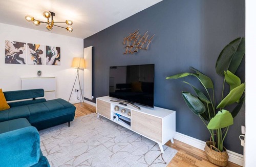 Newport Pagnell Apartment | Modern and spacious home from home with 9 beds