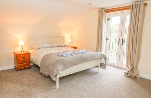 Cowling Cottage | COTTAGE, WiFi, enclosed patio, near Cowling