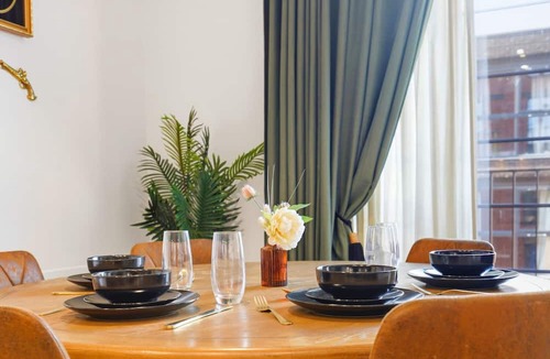 Convention Quarter Apartment | Luxe 2Bd | City Stay | Cheap Parking | Fast Wi-fi
