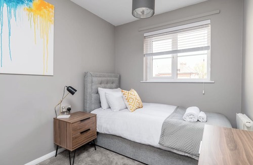Bedford Apartment | Central Bedford Stay!