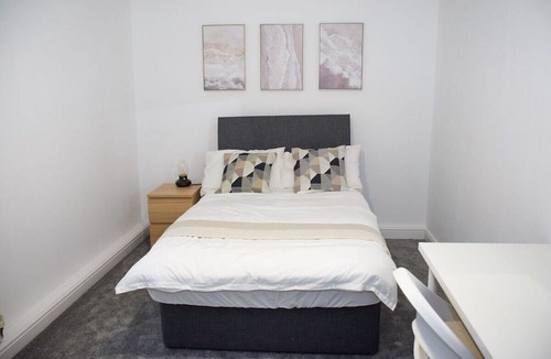 Leeds Apartment | Comfortable & Professional Flat