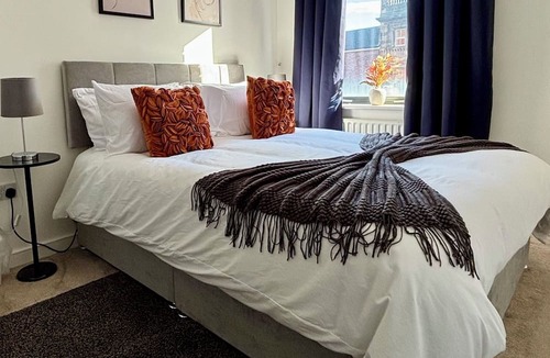 Liverpool Apartment | Liverpool City Gem - 4mins to Lime St - Parking - Fast WiFi - Near LFC & EFC