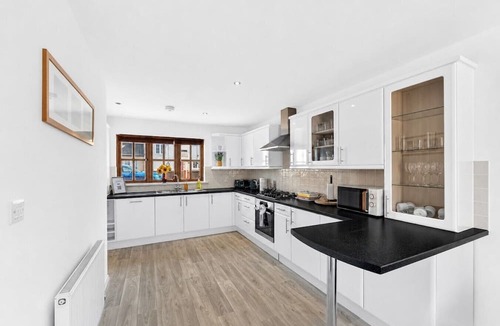 Milton Keynes House | Detached 4BR House in Monkston Park Driveway Parking Fast WiFi Smart TVs Yoko Property