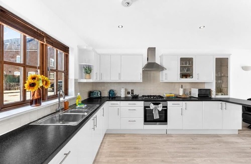 Milton Keynes House | Detached 4BR House in Monkston Park Driveway Parking Fast WiFi Smart TVs Yoko Property
