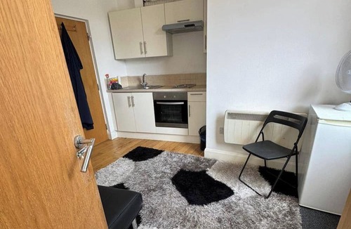Tollington Apartment | Upper Holloway Studio, 1 Min to Station, Sleeps 2