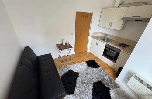 Tollington Apartment | Upper Holloway Studio, 1 Min to Station, Sleeps 2