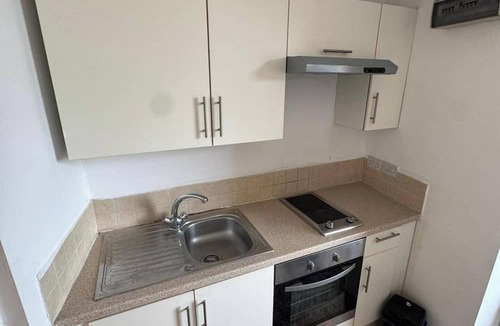 Tollington Apartment | Upper Holloway Studio, 1 Min to Station, Sleeps 2