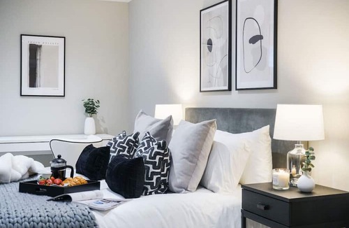 Canary Wharf Apartment | Large Spacious 1 bedroom minutes from Canary Wharf