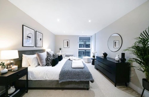 Canary Wharf Apartment | Large Spacious 1 bedroom minutes from Canary Wharf