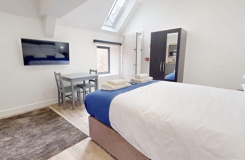 Bicester Apartment | Bicester Court Lodge The Garth Room | Bicester Holiday Let | 1 Bed & Sleeps 2