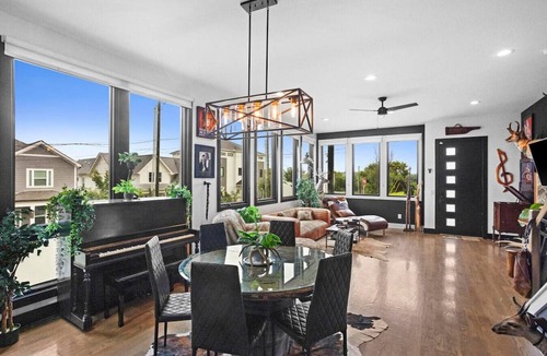 Chestnut Hill House | Downtown Jungle! Exotic, Unique, Bold 7 min 2 DT