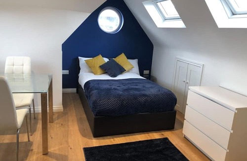 Mill Road Apartment | Stylish ensuite Studio off Vibrant Mill Rd