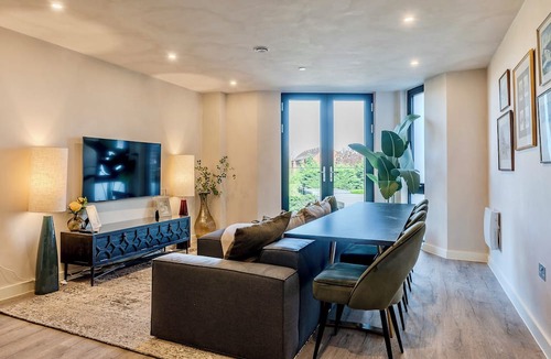Heworth Apartment | Luxury City Retreat sleeps 4 w/free secure EV parking. 7 min walk to cc
