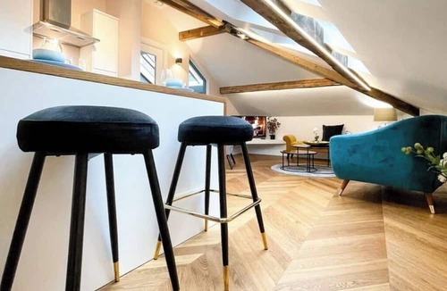 Market Street Apartment | Urban Townhouse | 2BR | Stylish Loft | Prime Spot