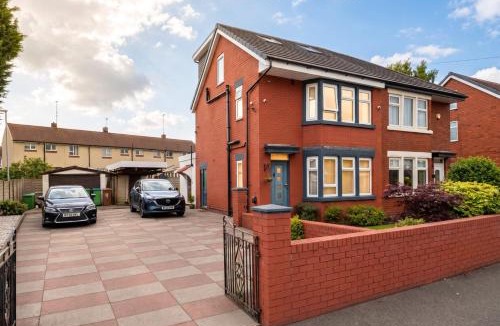 Rochdale Apartment | Rochdale House Sleeping 13, Hot Tub & Parking