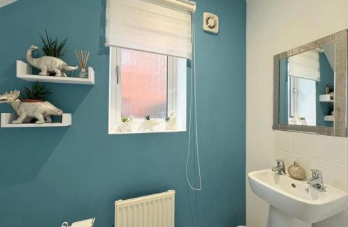 Wootton House | Contractor Stay 4BDR Sleeps 9 near Universal with Car Parking for 3