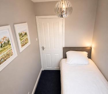 Failsworth House | 3 bed house Driveway Workspace Sleeps 7