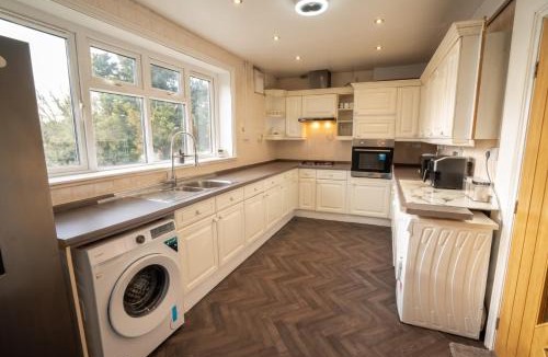 Rochdale Apartment | Rochdale House Sleeping 13, Hot Tub & Parking