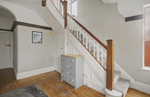 Chorlton-cum-Hardy House | 5BR House, Ideal For Groups, Parking, Sleeps 10