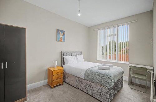Chorlton-cum-Hardy House | 5BR House, Ideal For Groups, Parking, Sleeps 10