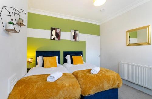 Leicester Apartment | Stylish 3 Bedroom House Sleeps 6, 6 Minutes from Leicester City Centre, Free Parking & Wi-Fi, Weekly & Monthly Stays, Great Rates Available At Peachy Stays