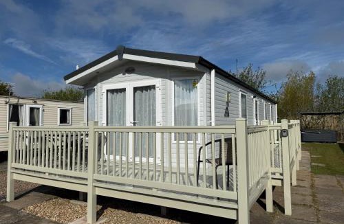 Mablethorpe Apartment | Horseshoe Lakes 43 with HOT TUB - Pet friendly and Wifi - Meadow Lakes Caravan & Lodge Hire