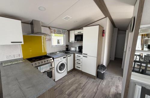 Mablethorpe Apartment | Horseshoe Lakes 43 with HOT TUB - Pet friendly and Wifi - Meadow Lakes Caravan & Lodge Hire