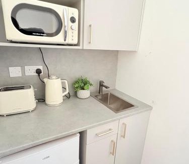 West Bromwich Apartment | Stylish Studio1,Weekly,Monthly Stay deals,Parking,Contractors,NHS, Relocators,nr Sandwell hospital