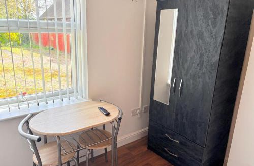 West Bromwich Apartment | Stylish Studio1,Weekly,Monthly Stay deals,Parking,Contractors,NHS, Relocators,nr Sandwell hospital