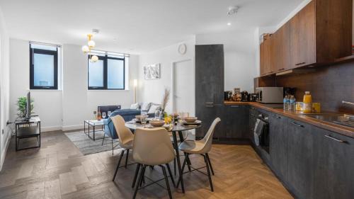Gay Village Apartment | 2 bedroom apartment in Birmingham Chinatown-Sleeps 5