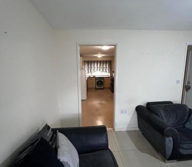 Nottingham Apartment | Spacious 3 Bedroom House Close to Nottingham Station & Football Ground