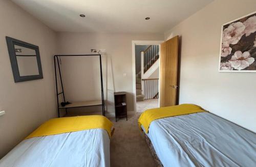 Drighlington House | 6 Bed 2,5 Bath Executive Contractor and Visitor Stay, off Street Parking 2 Vans or 3 Cars, Super Fast WiFi, Close to Leeds and Bradford