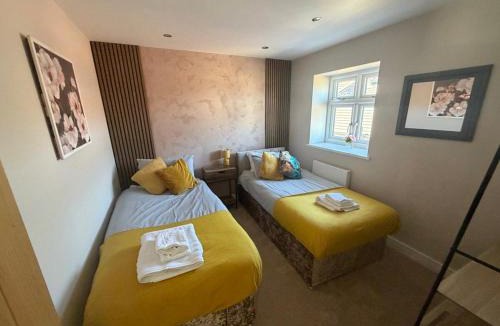Drighlington House | 6 Bed 2,5 Bath Executive Contractor and Visitor Stay, off Street Parking 2 Vans or 3 Cars, Super Fast WiFi, Close to Leeds and Bradford
