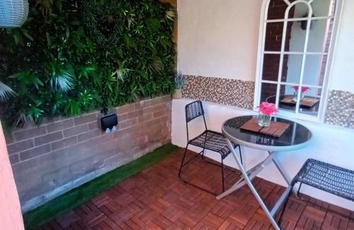 Roundhay Apartment | Le Hub Roundhay Sleeps 2 with Garden room