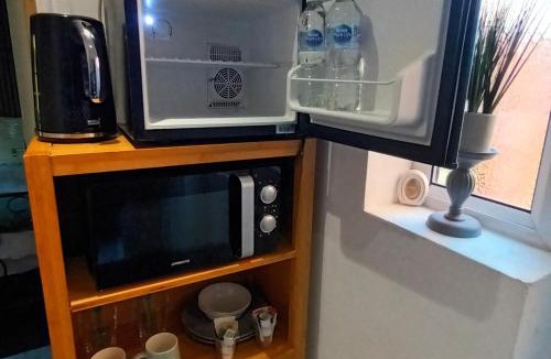 Roundhay Apartment | Le Hub Roundhay Sleeps 2 with Garden room