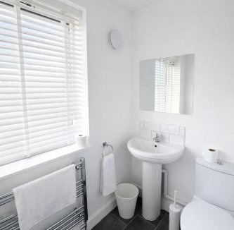 Corby House | Shetland House- 4bedroom - 3 bathrooms -Contractors Stay