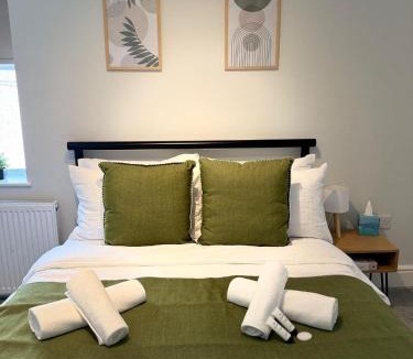 Bolton Apartment | Central Bolton 3Bed Free Parking Walk to Town