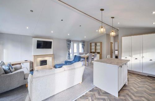 Pocklington Ski Chalet | Beryl Lodge with Hot Tub