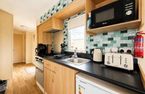 Louth House | Lovely Dog Friendly 8 Berth Caravan At Sunnydale, Lincolnshire Ref 35197S