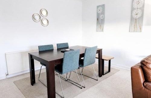 Grantham House | 6 Bedroom House in Grantham, Sleeps 11, Free Parking, Fast WIFI