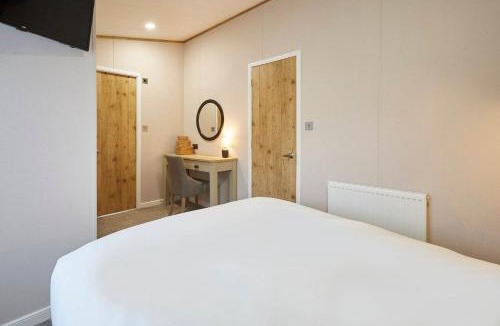 Pocklington Ski Chalet | The White Rose Lodge with Hot Tub