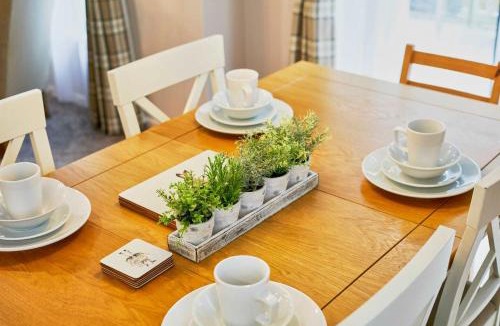 Pocklington Ski Chalet | The White Rose Lodge with Hot Tub