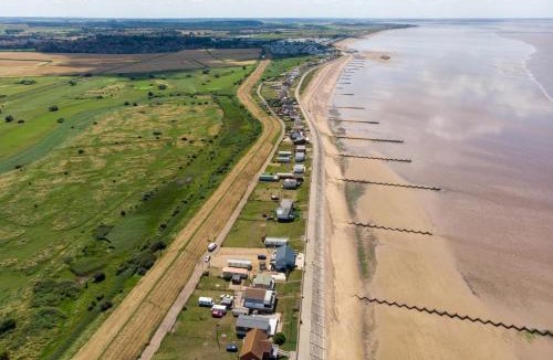Hunstanton Ski Chalet | Beautiful Lodge With Full Decking Nearby Hunstanton Beach, Sleeps 6 Ref 23182K