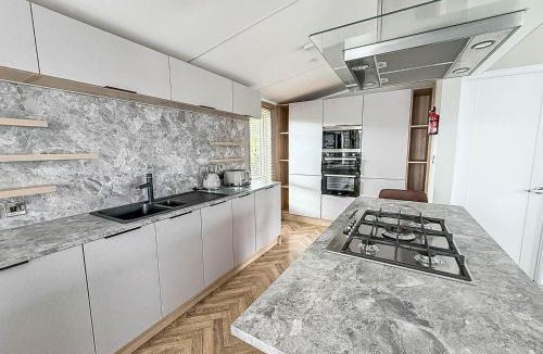 Hunstanton Ski Chalet | Stunning Lodge With Decking Nearby Hunstanton Beach, Sleeps 6 Ref 23215K