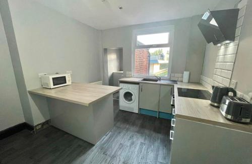 Manchester House | 6 Bedroom House - Next to Parklife Festival
