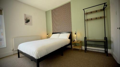 Grimsby House | 2 bed and 2 bed with en-suite Home Sleeps 10 BBQ & Netflix