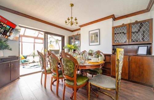 Pudsey Apartment | H59G- Family Home with Hot Tub & Games Room