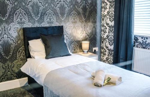 Salford Apartment | Salford 4 Bed House - Free parking - Sleeps 7