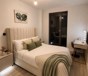 Bordesley Apartment | Luxury 1 bedroom apartment- Amazing city skyline views- free parking- pool table- city centre